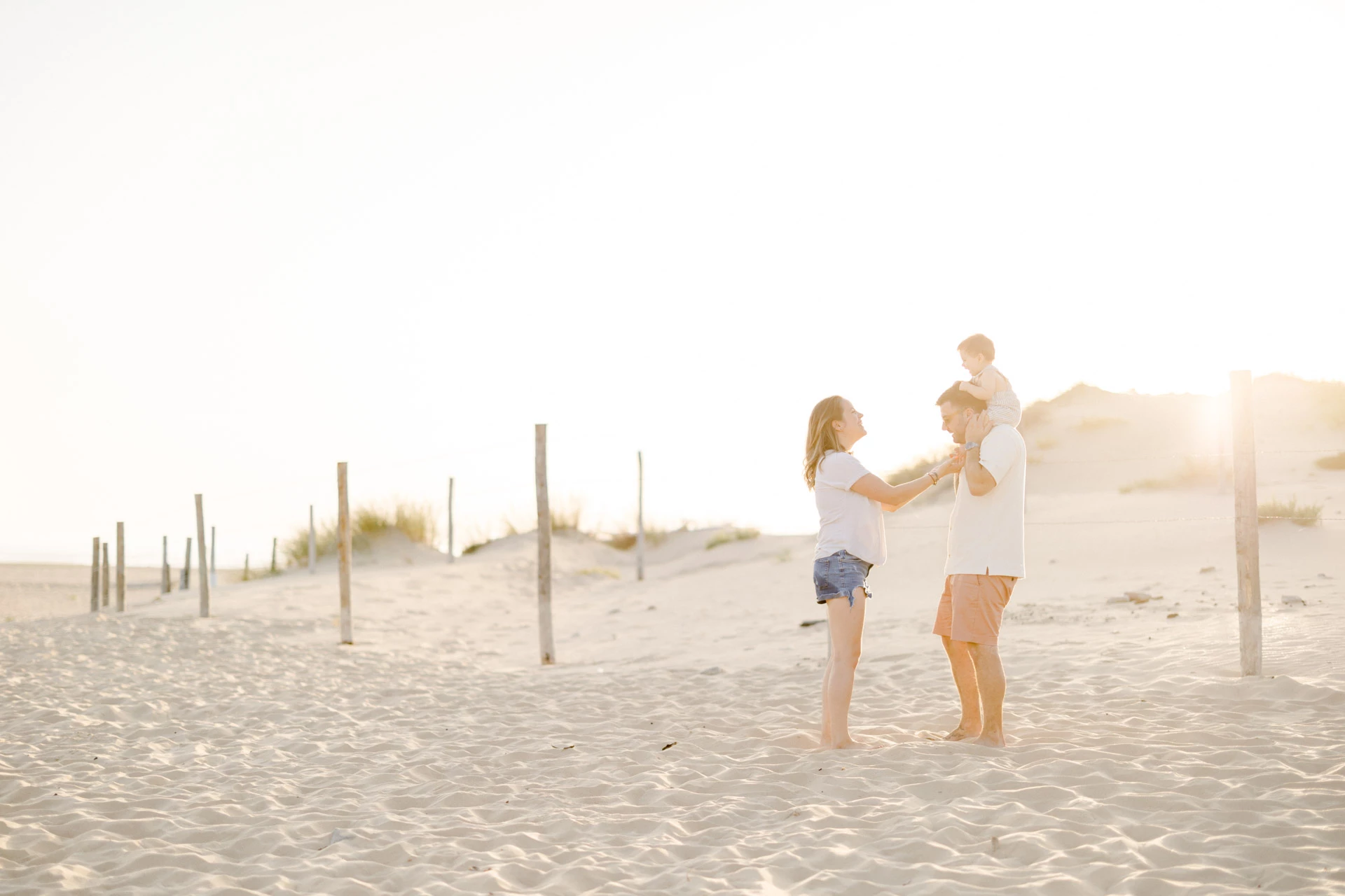 bonheur sable amour plage se tenir la main